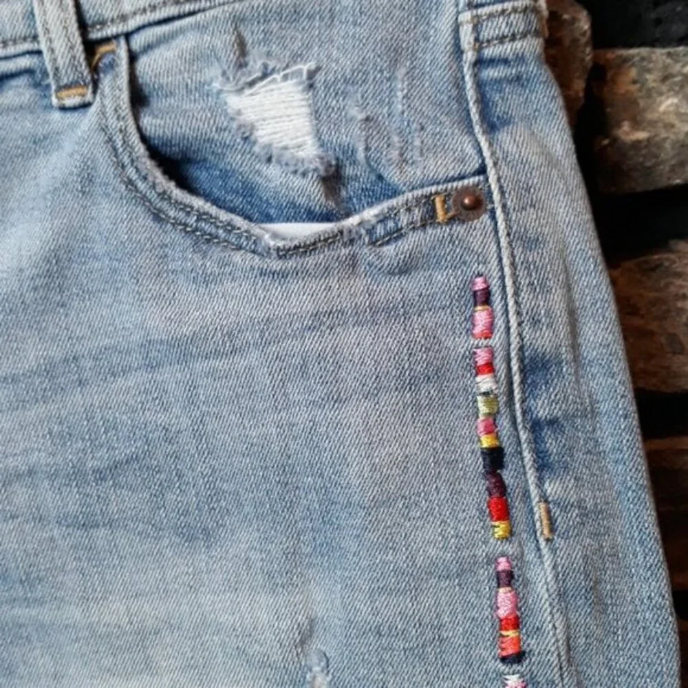 Old Navy embroidered boyfriend jean shorts waist 26 inches